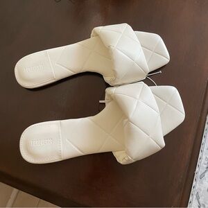 Forever 21 Quilted vamp flat sandals White Color.        Size 10